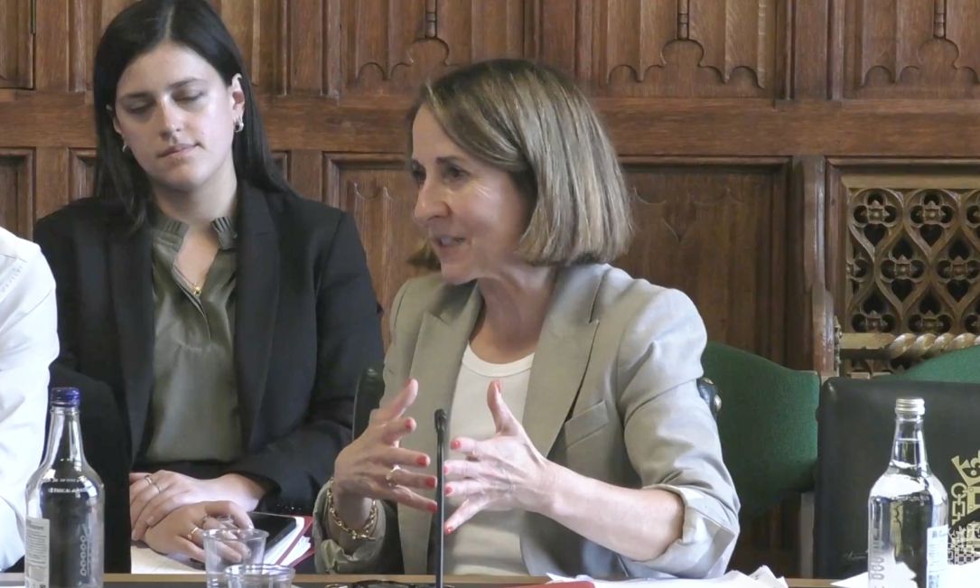 Voormalig Britse privacychef start juridische stappen na melding gedrag
